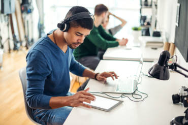 Los efectos de escuchar música en la oficina
